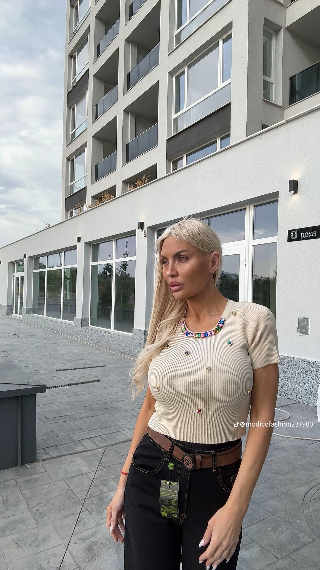 Блуза с къс ръкав и цветни камъни