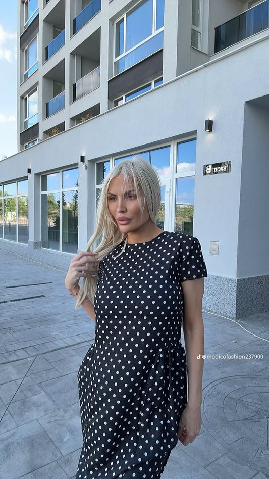 Елегантна рокля на точки