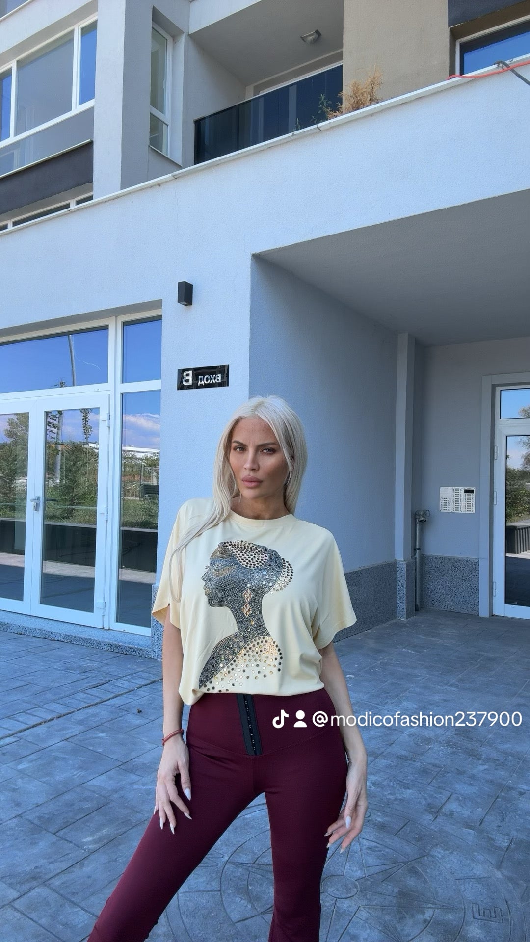 Блуза в жълто с камъни