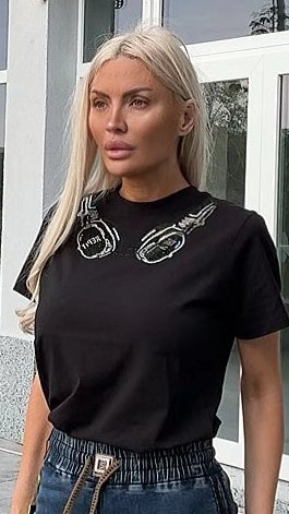Тениска с декорация от камъни